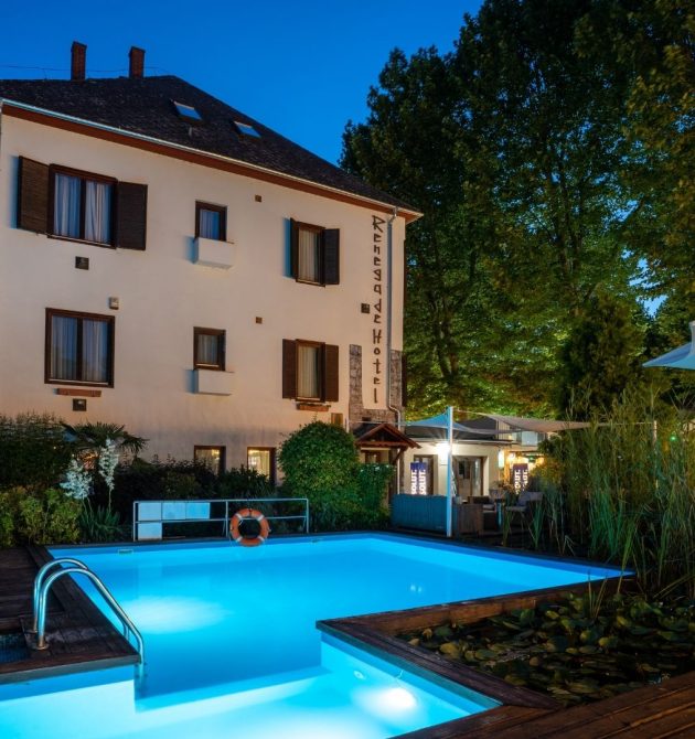 renegade-hotel-medence